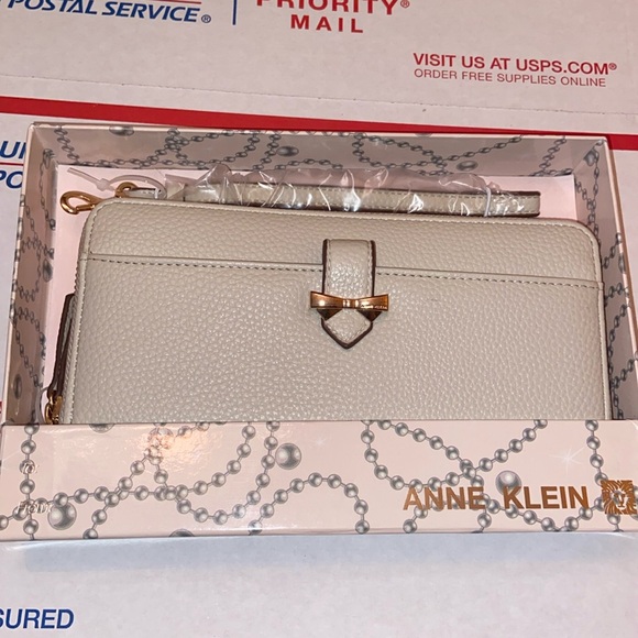 Anne Klein - Picture 1 of 4